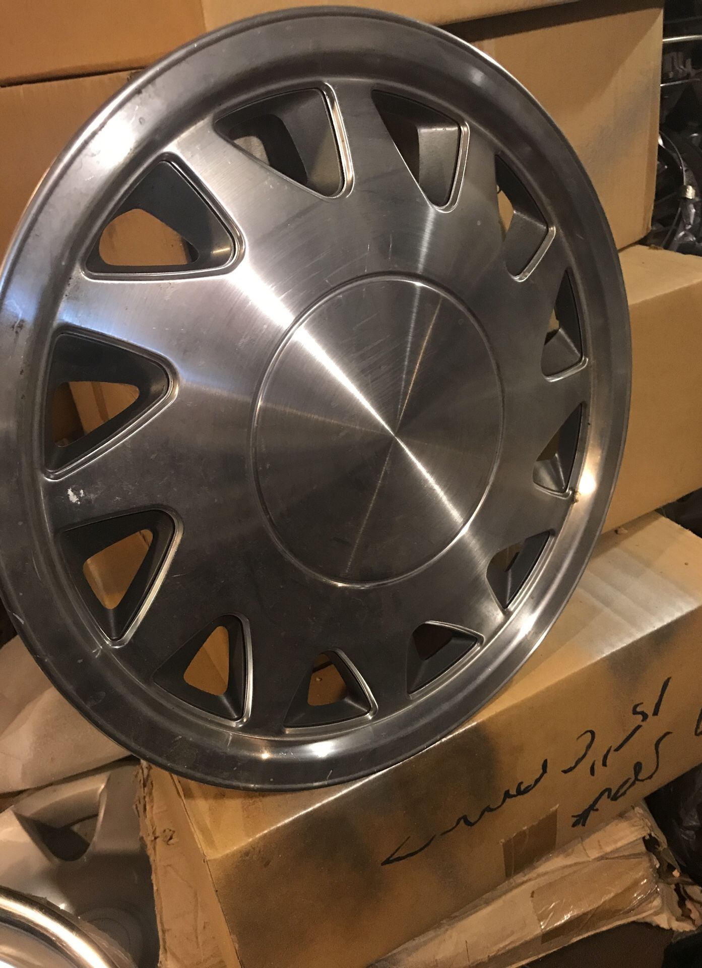 Plymouth Sundance hubcap 14”