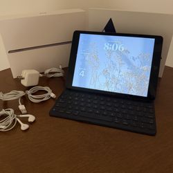 IPad 7th Generation 128GB w Apple Smart Keyboard 
