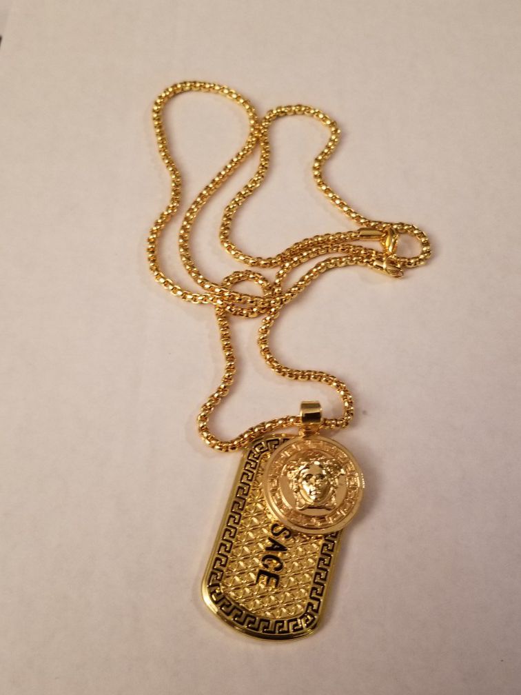 molen Volg ons Ik heb een Engelse les Versace Medusa Gold Plated Dog Tag Franco Chain Necklace for Sale in West  Haven, CT - OfferUp