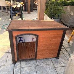 Dog House/ Automatic Water Bowl !  $80  OBO  “Casa para Perro / Tazón de Agua Automático $100 OBO”