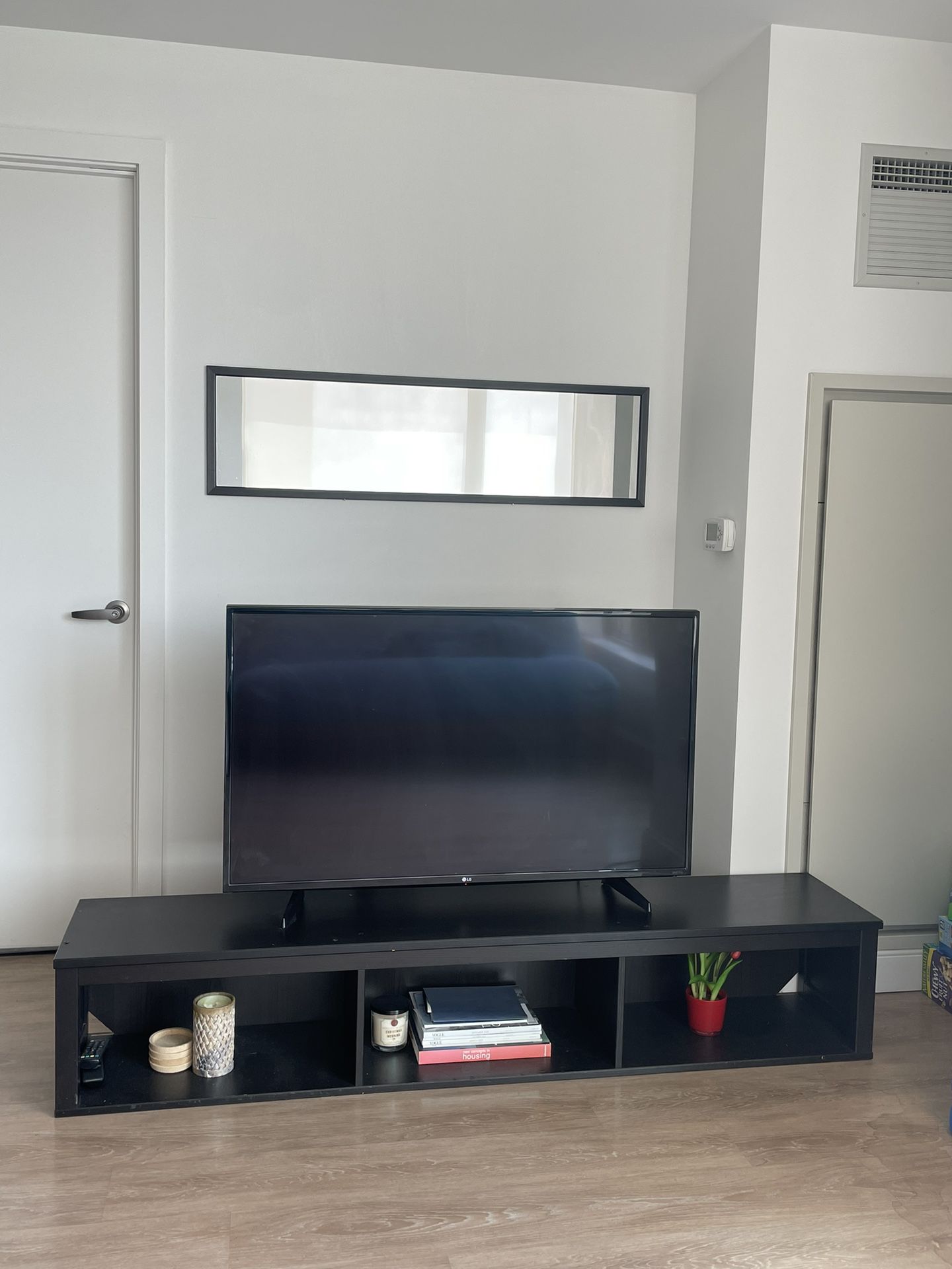 LG Smart TV (UHD TV4k) & TV Stand