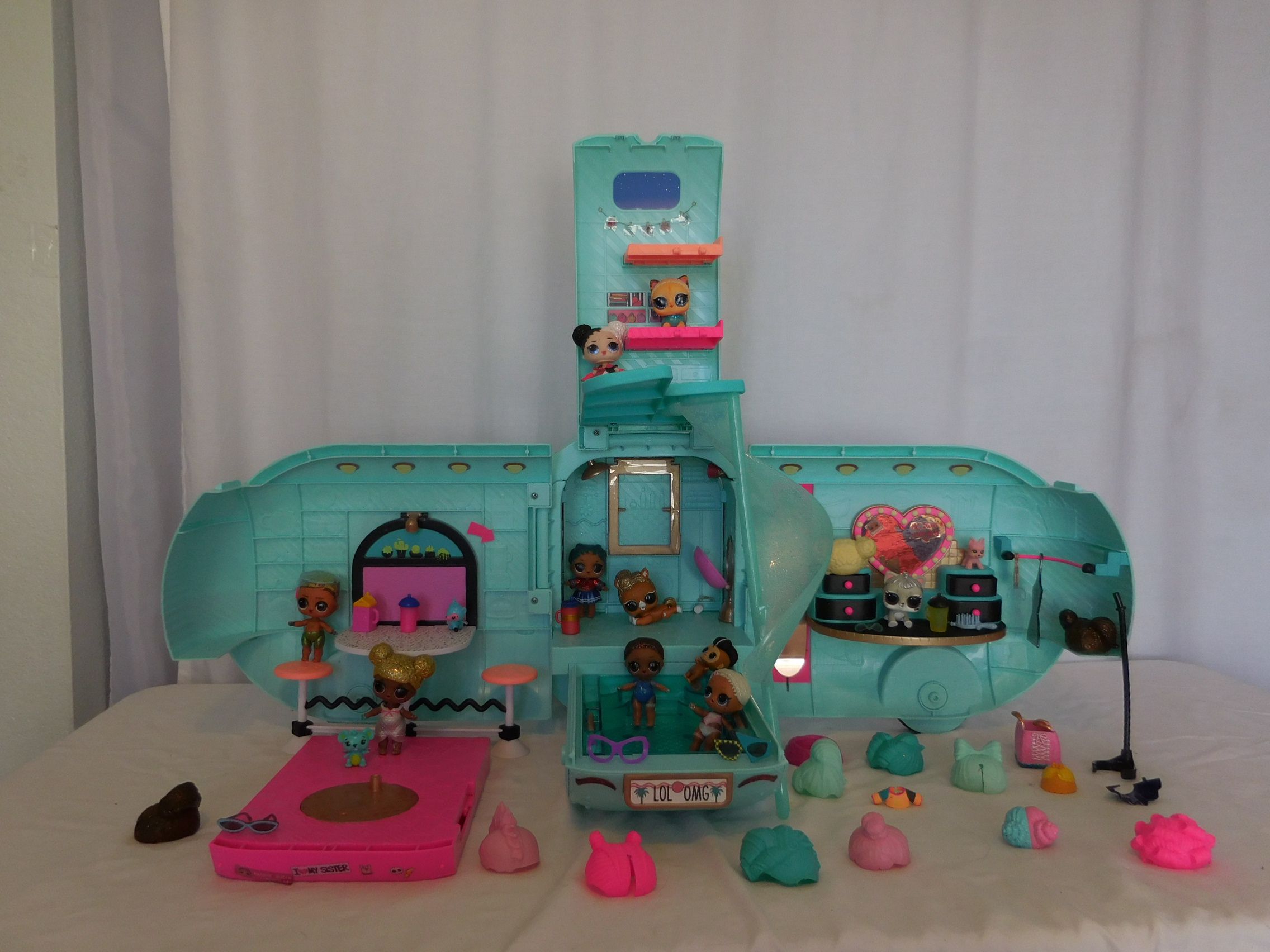 LOL Surprise 2 in 1 Glamper Fashion Camper With Accessories + Dolls, lights sounds work needs 6 AAA battery's