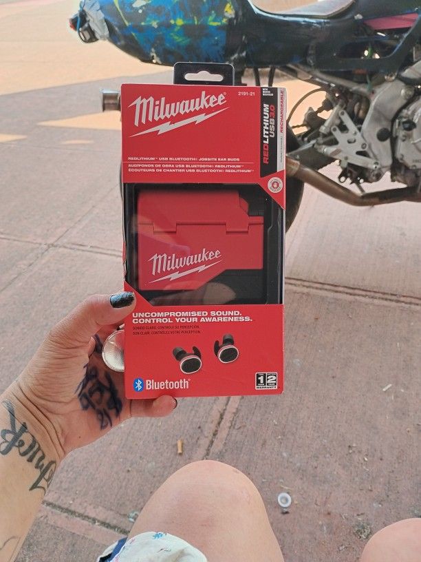 Milwaukee Bluetooth Headphones 