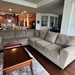 Beige Sectional Couch (Can Deliver) 