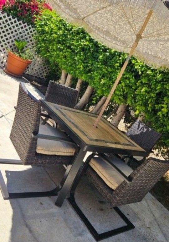5pc Patio Set/Outdoor Dining Set/Outdoor Furniture/Cash Only 