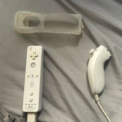 Wii Romote With Plus Nunchucks And Rubber Case 