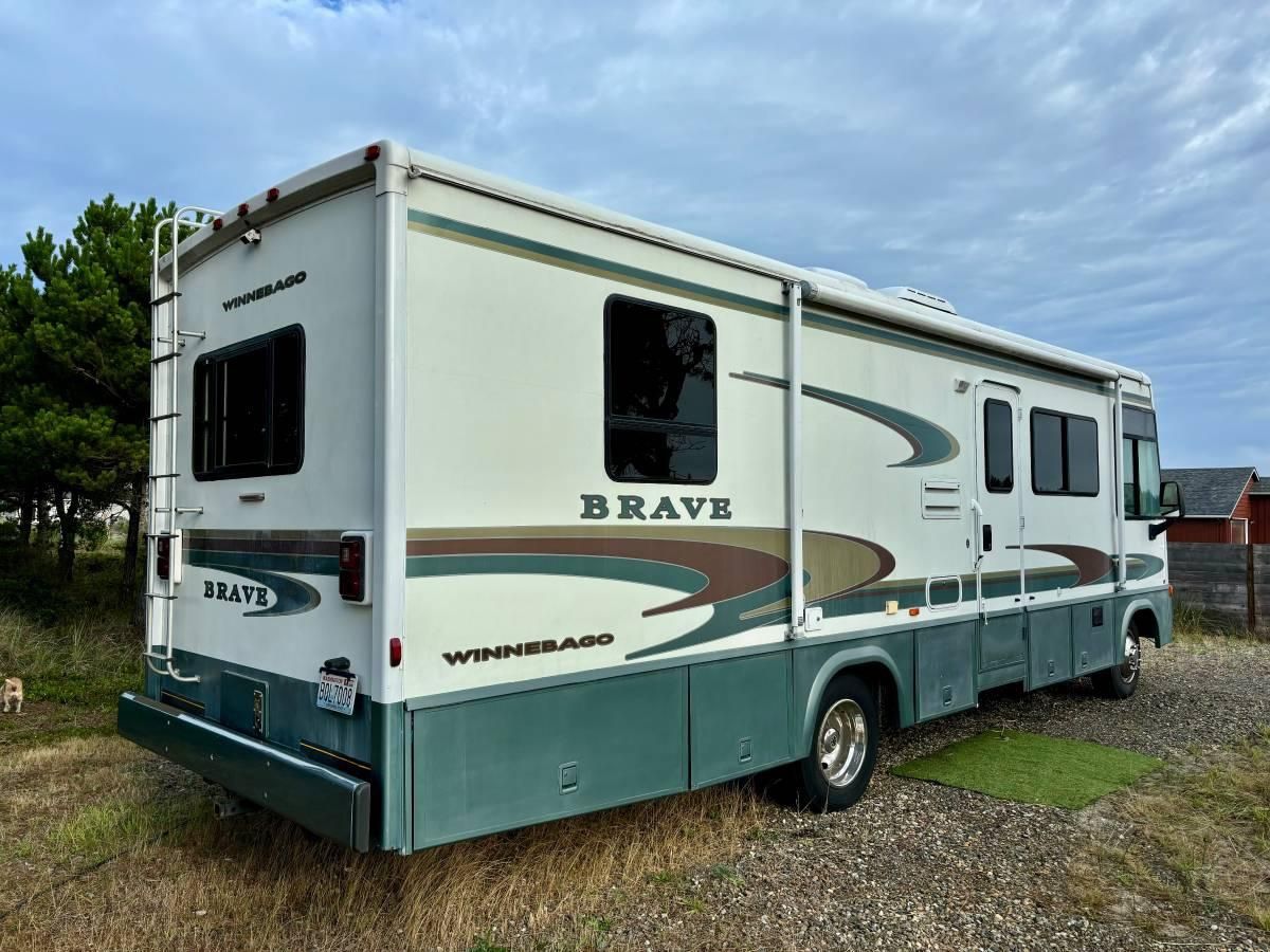 2001 Winnebago Brave RV - Ford V-10