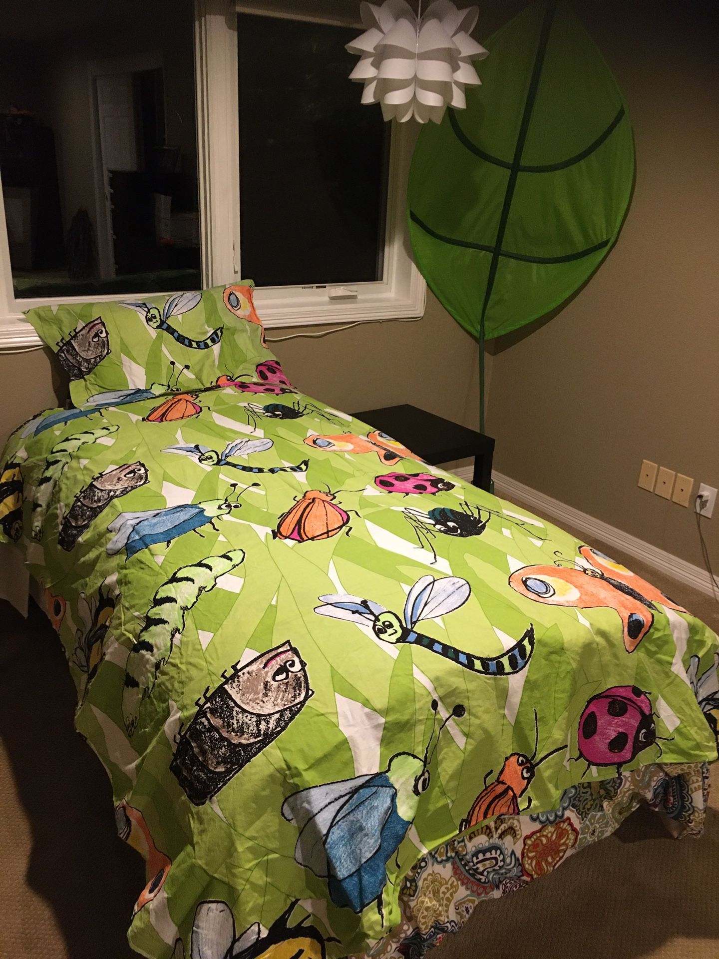 Twin size Duvet set with leaf wall hanging