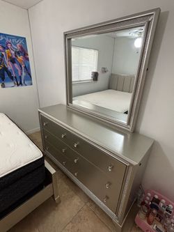 Modern dresser in excellent condition - Only 5 months of use