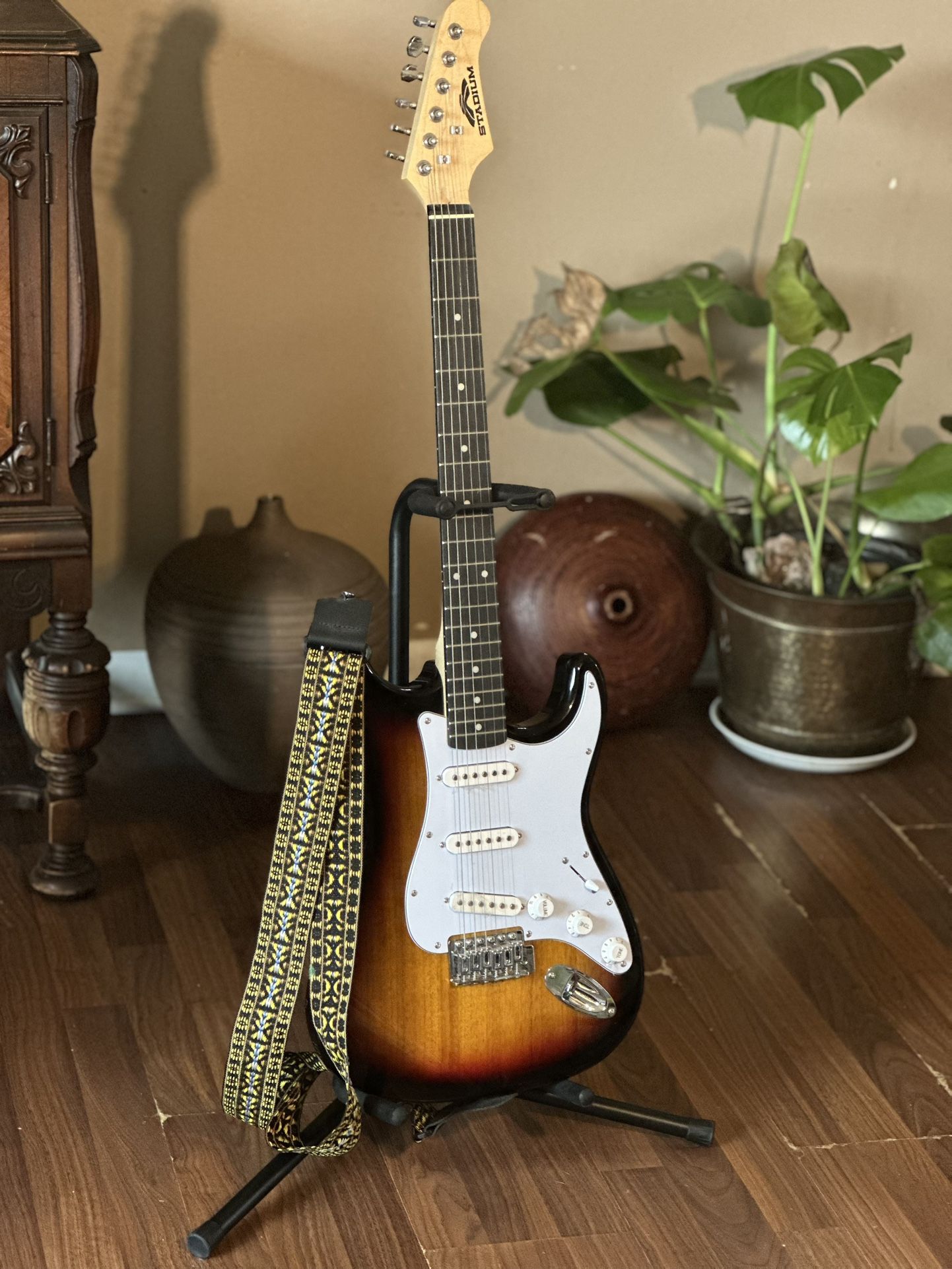 Stadium Electric Guitar Stratocaster-style, Sunburst, Guitar Strap, Guitar Stand