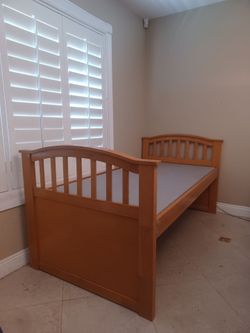 Sturdy solid wood twin bedframe