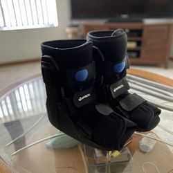 BREG walking Boots/Cast/  Inflatable Cushion And pads / Crutches 