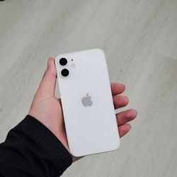 iPhone 12 6.1" (Unlocked) 64GB Good White