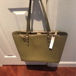Marc Jacobs Leath https://offerup.com/redirect/?o=VG90ZS5OZXc= W/tag