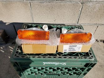 1984 To 1988 Toyota Pickup Front Bumper Turn Signal Lights $50 OBO