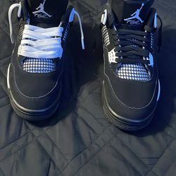 Jordan 4 white thunder (no white laces both are black)