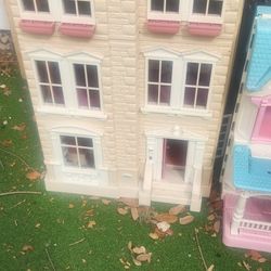 Loving Family Doll House