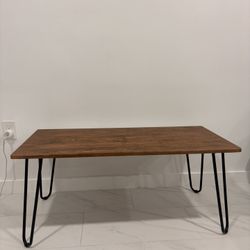 Stylish Coffee Table – Excellent Condition