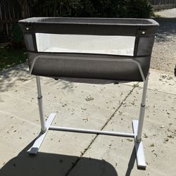 Bed side bassinet (9 height adjustment settings)