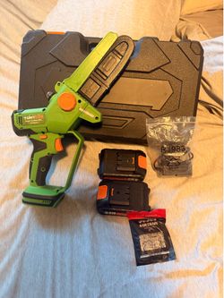 Tomy Vic 6-inch cordless chain saw