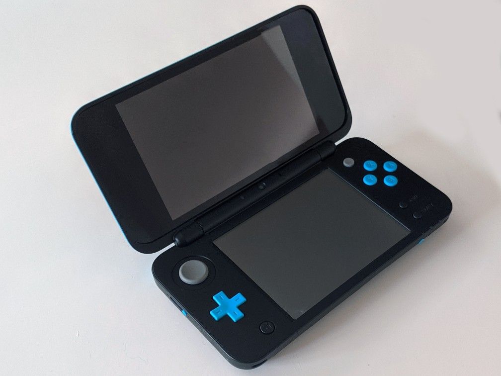 Nintendo 2DS XL Blue, $25 GameStop Giftcard, 1 Case, and Games