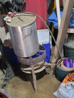 Crab cooker with pot