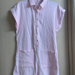 New without tags but never worn women’s size medium pink rommper. Gauze material. 