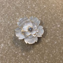 Pearl brooch - magnetized clasp