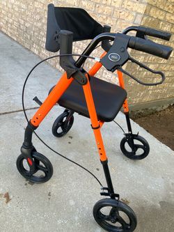 LIGHTWEIGHT WALKER WiTH SEAT
