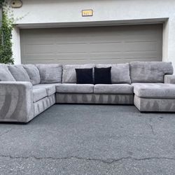Huge Light Grey Sectional Couch Sofa From Ashley Furniture In Excellent Condition - FREE DELIVERY 🚛
