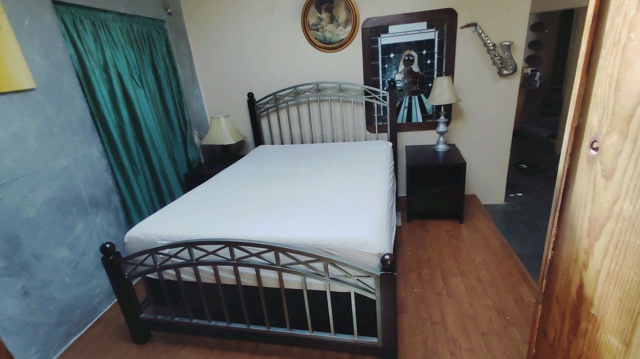 Wood and Metal Bed incl. 12" mattress!