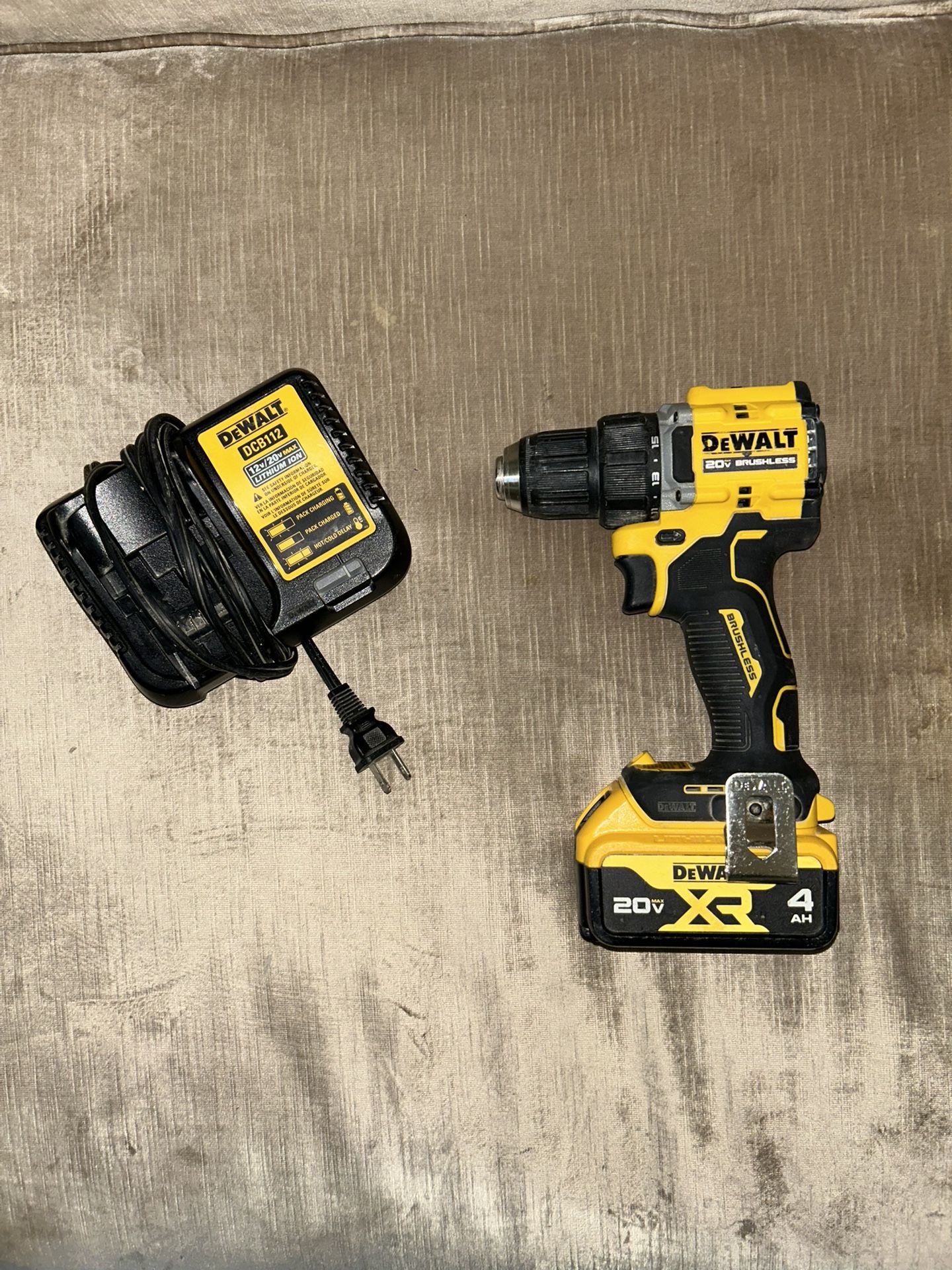 Like New DeWALT DCD794B 20V MAX ATOMIC Brushless 1/2 Drill Driver 4.0 Ah Battery Kit
