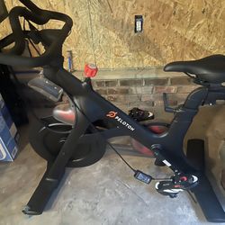 PELOTON BIKE **EXCELLENT CONDITION  PRICE DROP