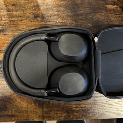 Sony xm5 headphones w case