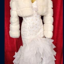This Wedding Dress  Is Designed To Flatter A Womens Body!! Its a  size 8 ! But Mannequine Is Size 5-6 . That Is why U Can See the yellow Clips. 