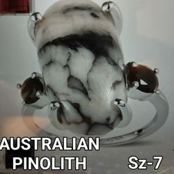 AUSTRALIAN PINOLITH & & TAHITIAN BLACK SPINEL ON THE SHOULDERS. STERLING SILVER. SIZE 7. (R-77464)