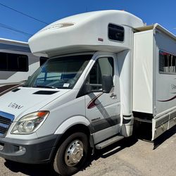 2008 Winnebago view 24H 3500 sprinter with large slide out clean title