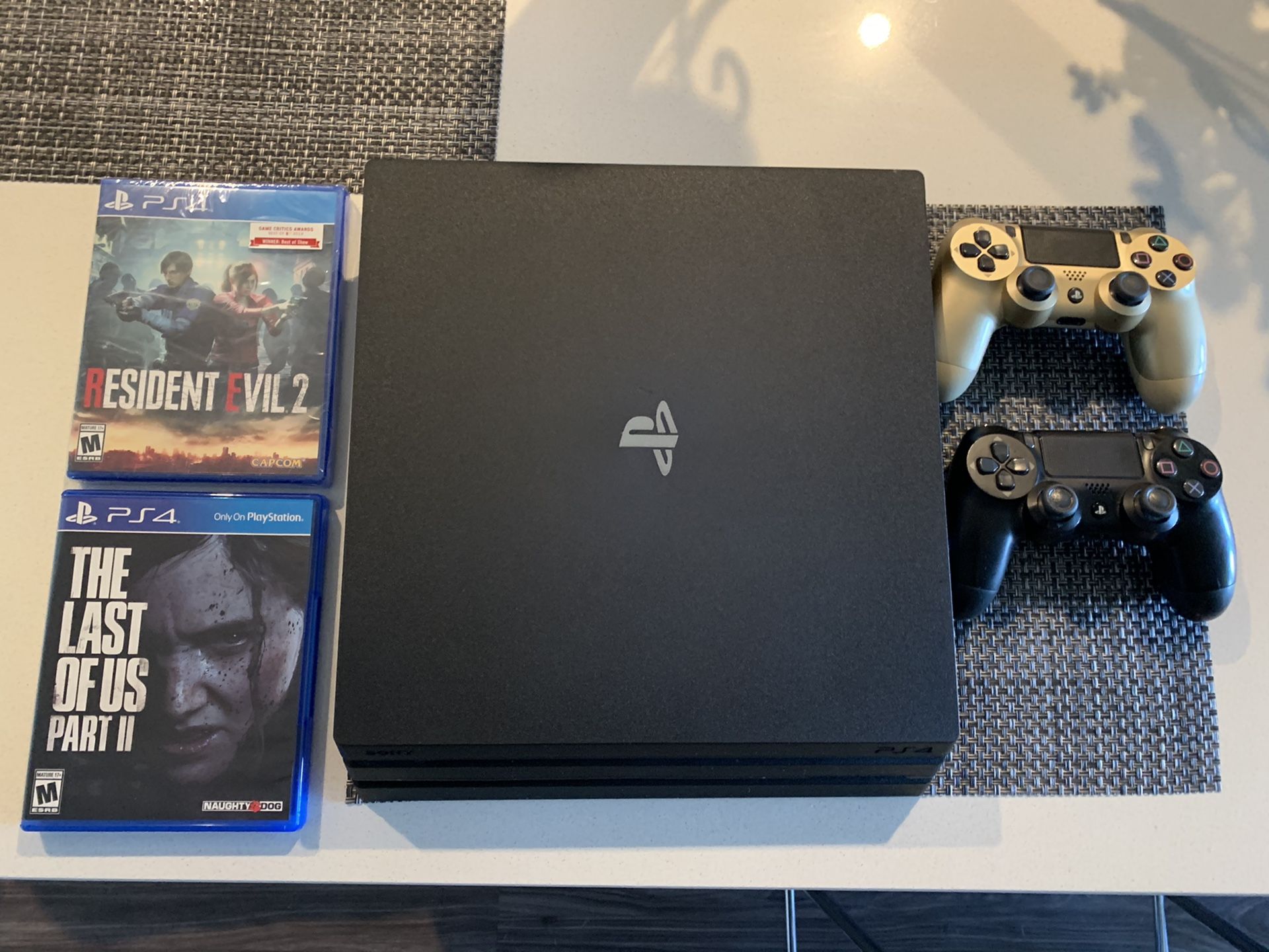 Playstation 4 Pro ( 2 controllers, 2 Games)