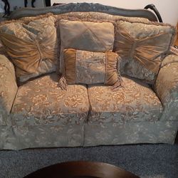 LOVE SEAT NICE CONDITION. 72 INCHES LONG   40. INCHES. WIDE