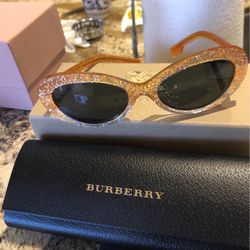 Burberry Sunny W/all https://offerup.com/redirect/?o=QWNjZXNzb3JpZXMuTmV3