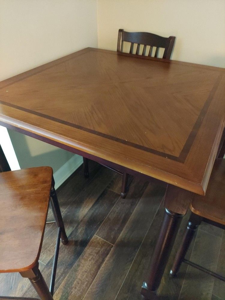 Table / Chairs