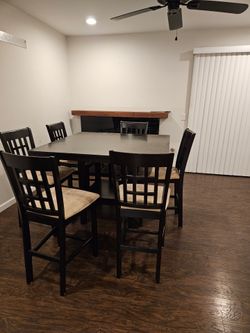 Dinning table with 6 chairs $235 Great condition 