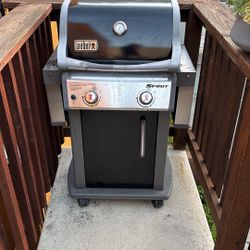 Weber Spirit E-210 Grill + 2 Extra Propane Tanks 