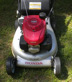 HONDA SELF PROPELLED REAR BAGGER MOWER