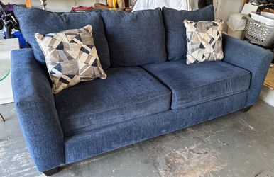 Beautiful Couch- like new!!