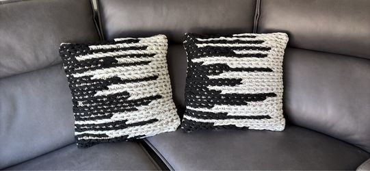 City Furniture Black and White Woven Throw Pillow OSet of 2