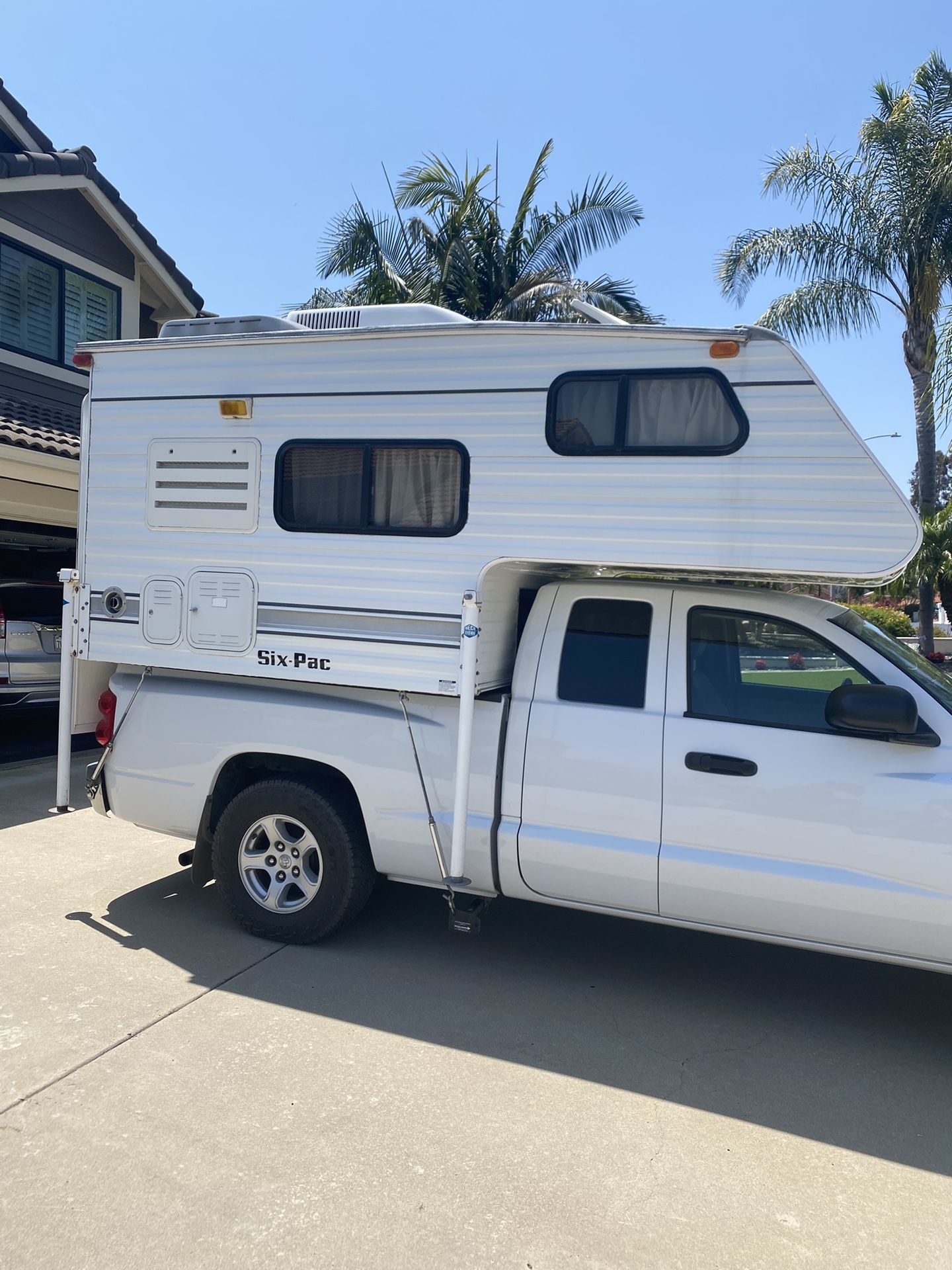 Six-PAC 2004 T100  Slide In Truck Camper