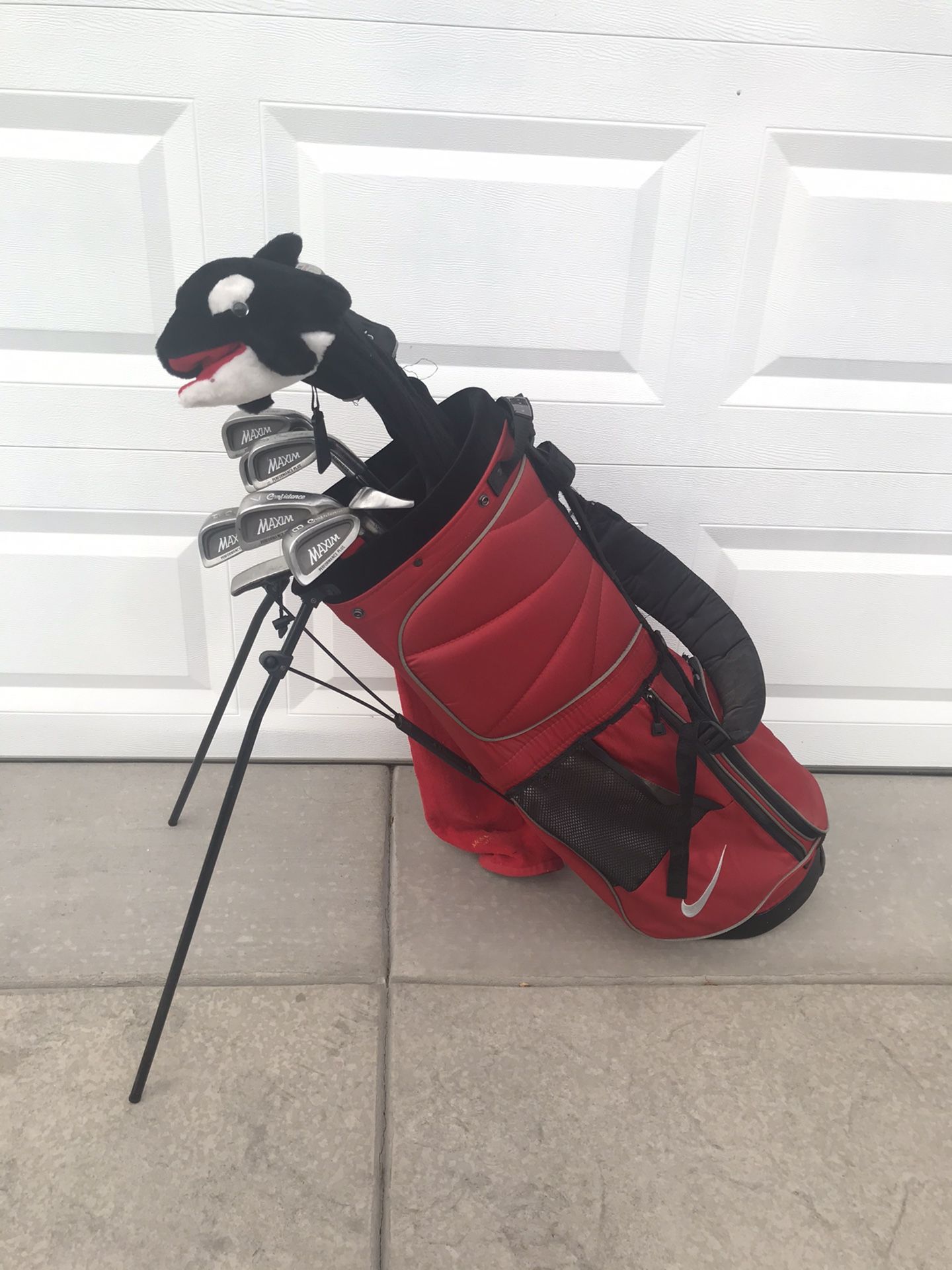 Confidence Maxim Golf Club RH Set with Nike Carry Stand Golf Bag