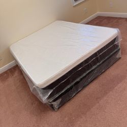 Queen mattress pillow top set with box spring (2pc - new) 
