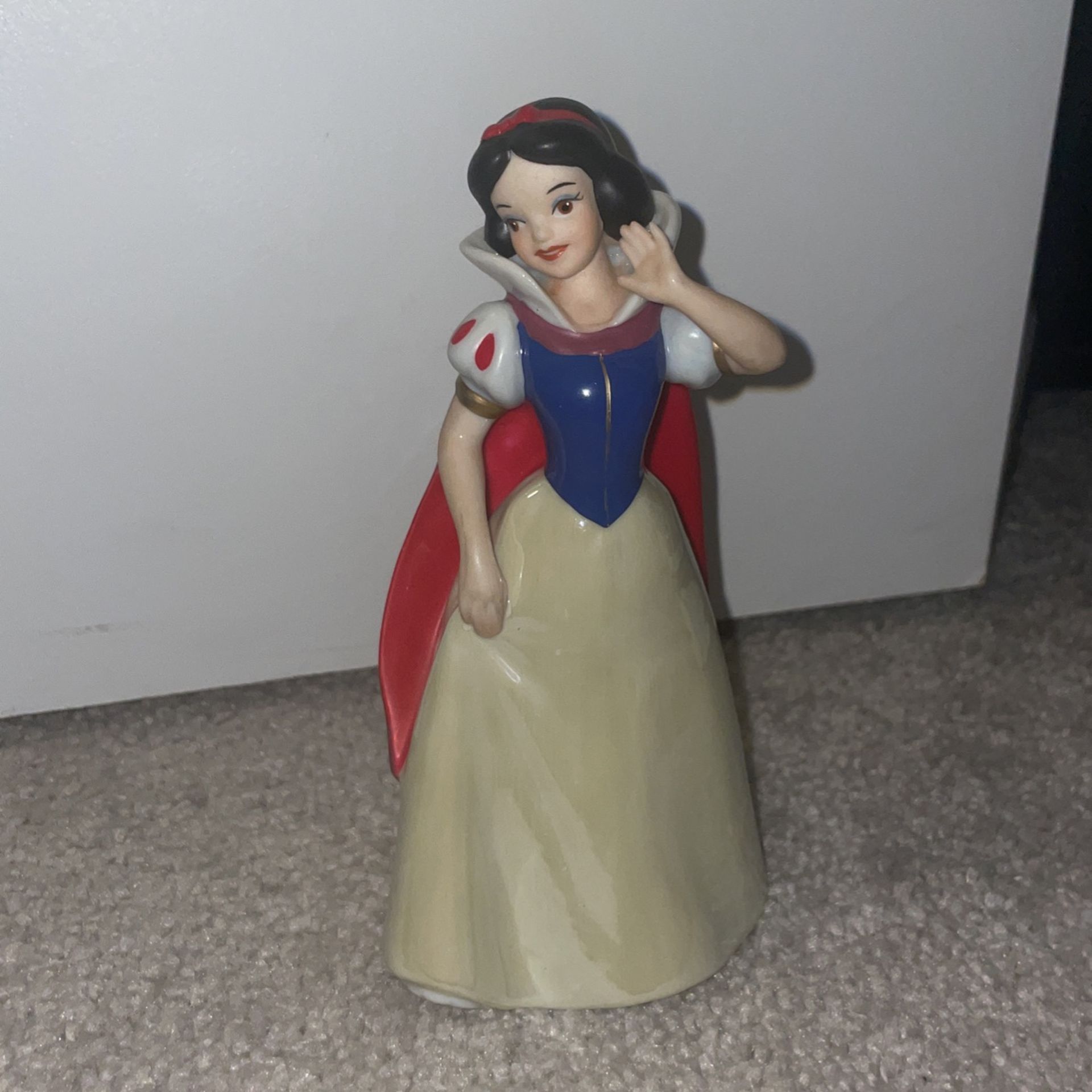 Disney Princess Snow White Figurine.